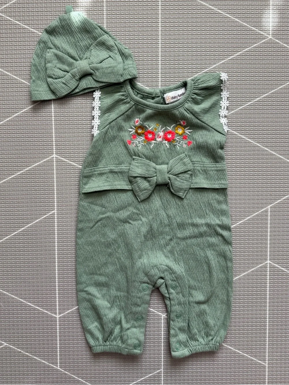 Daisy Fuentes|Baby girl olive Green gauzy Bow jumpsuit  with Floral Embroidery•